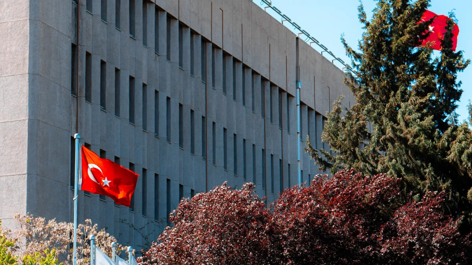 Ankara'da Türk bayraklı modern kamu binası
