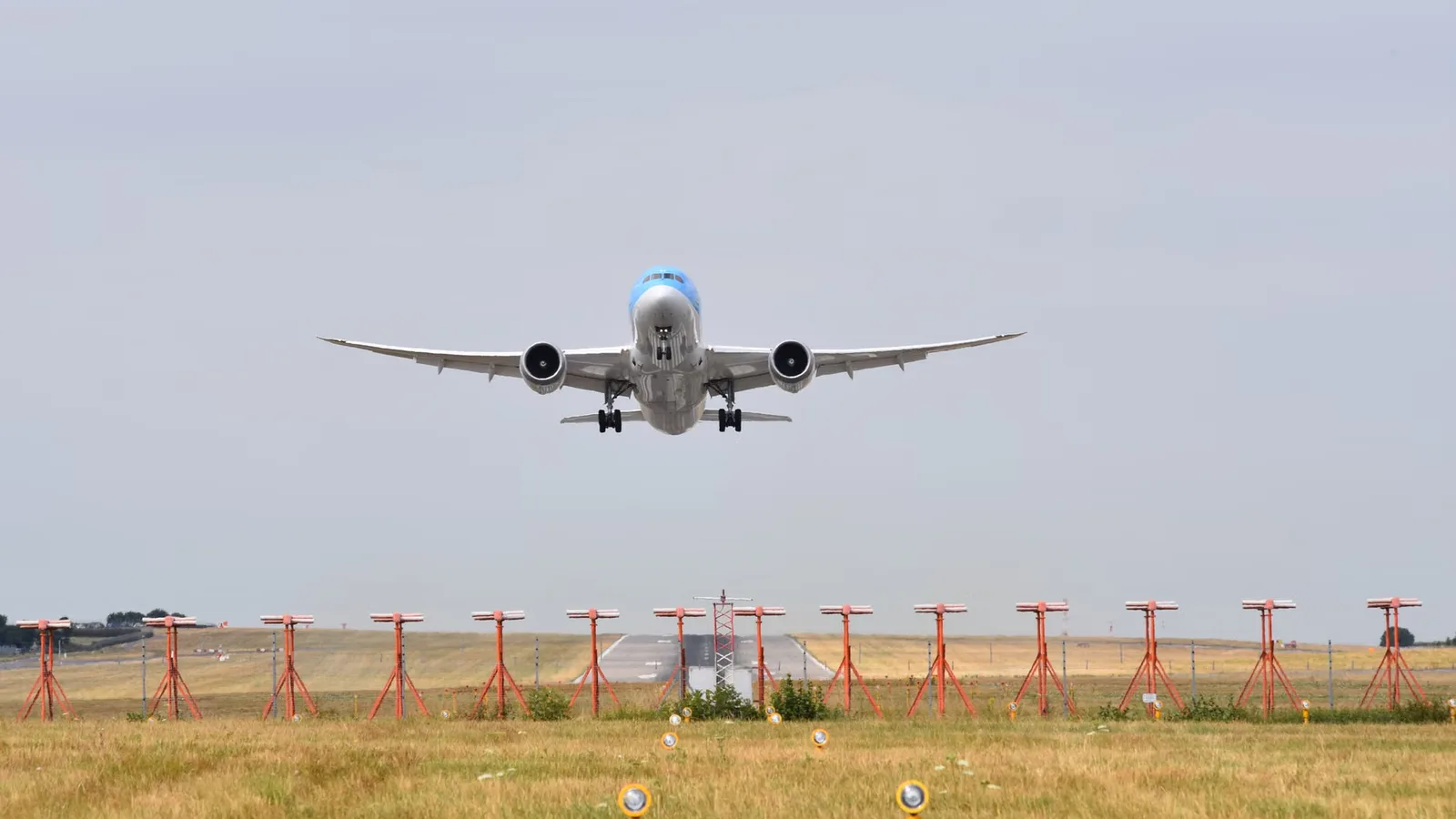 Bölgedeki güvenlik durumu nedeniyle birçok uluslararası havayolu uçuşlarını askıya alırken, Fly Erbil'in Avrupa, Türkiye ve…