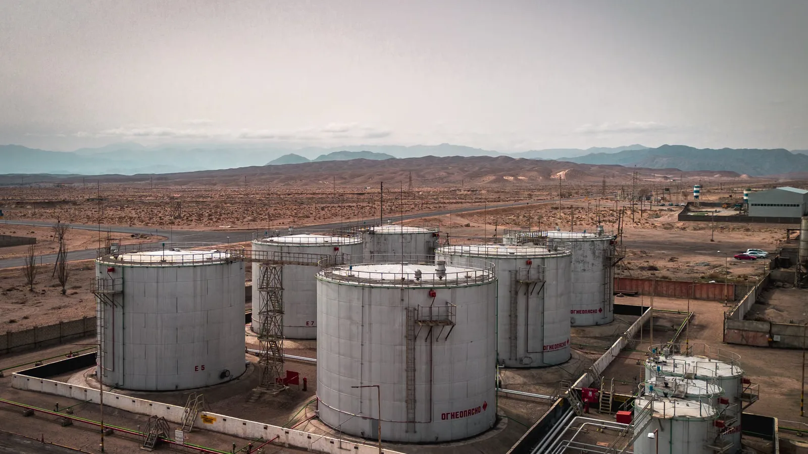KERKÜK: Çölde dağların önünde büyük petrol depolama tankları, havadan
