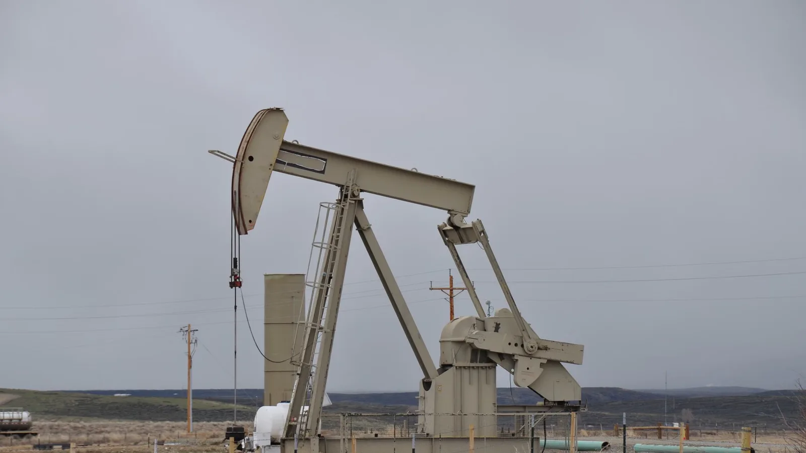BAĞDAT: Bulutlu gökyüzü altında çorak arazide petrol pompası
