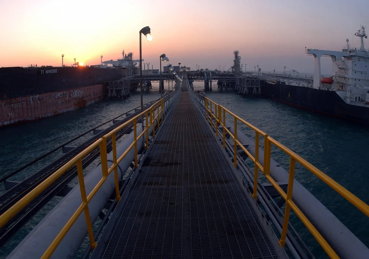 Basra Petrol Terminali gün doğumu — Kamu sektörü finansmanı petrol satışına bağlı