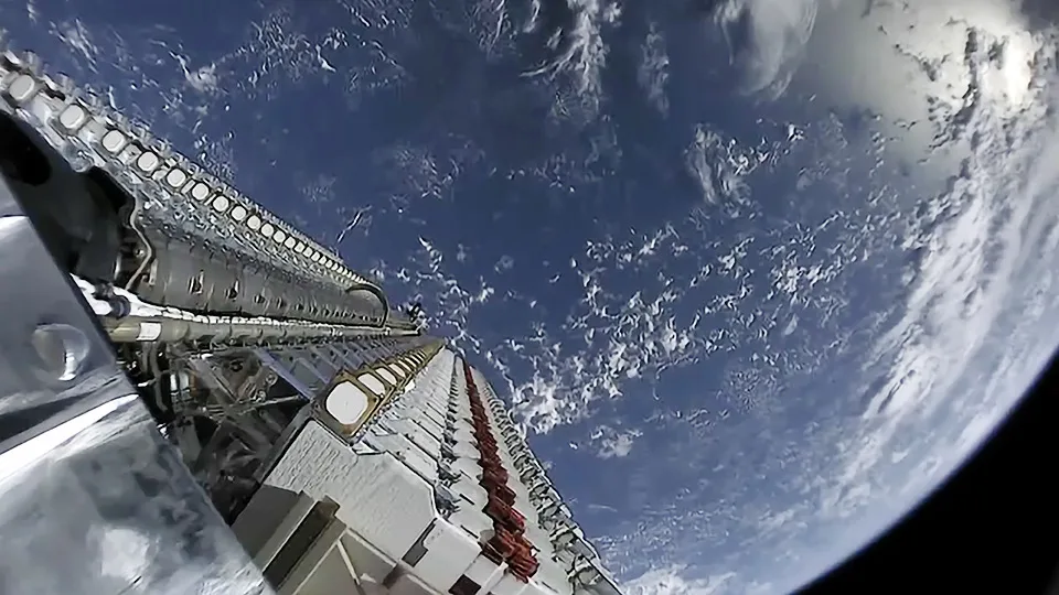Yörüngeye bırakılmayı bekleyen istiflenmiş Starlink uyduları ve arkada Dünya’nın kavisli yüzeyi